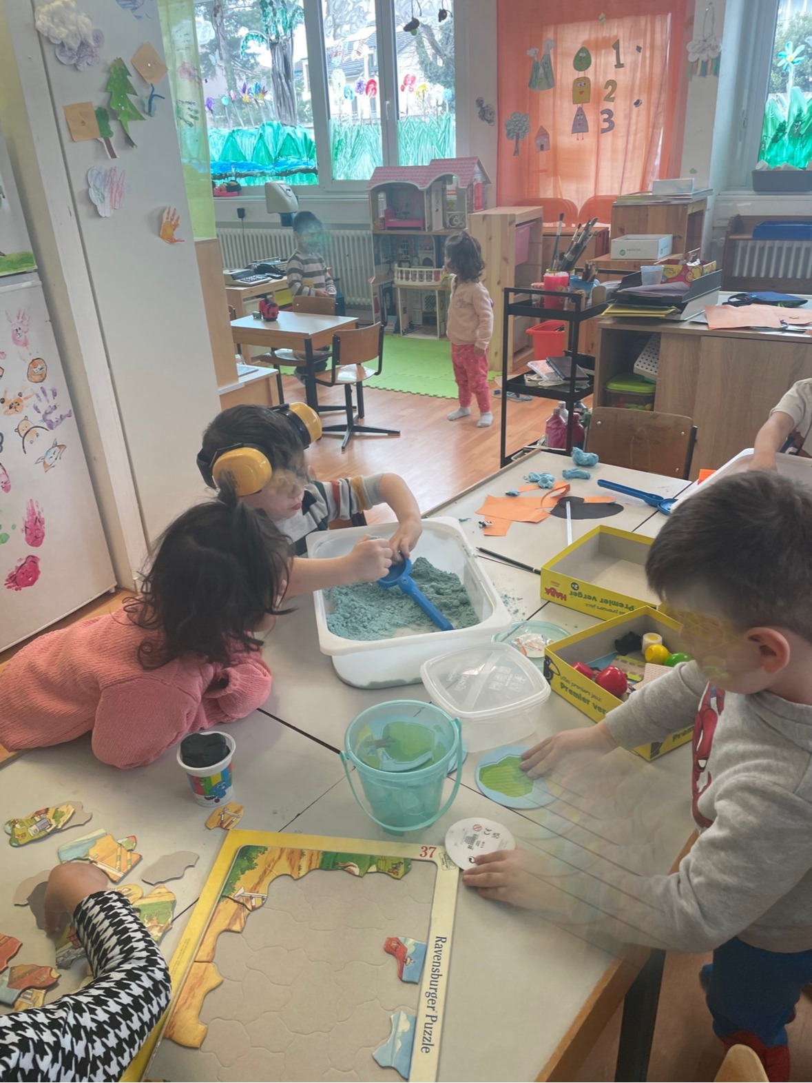 Enfants explorant une activité sensorielle aux Papillons de Jour