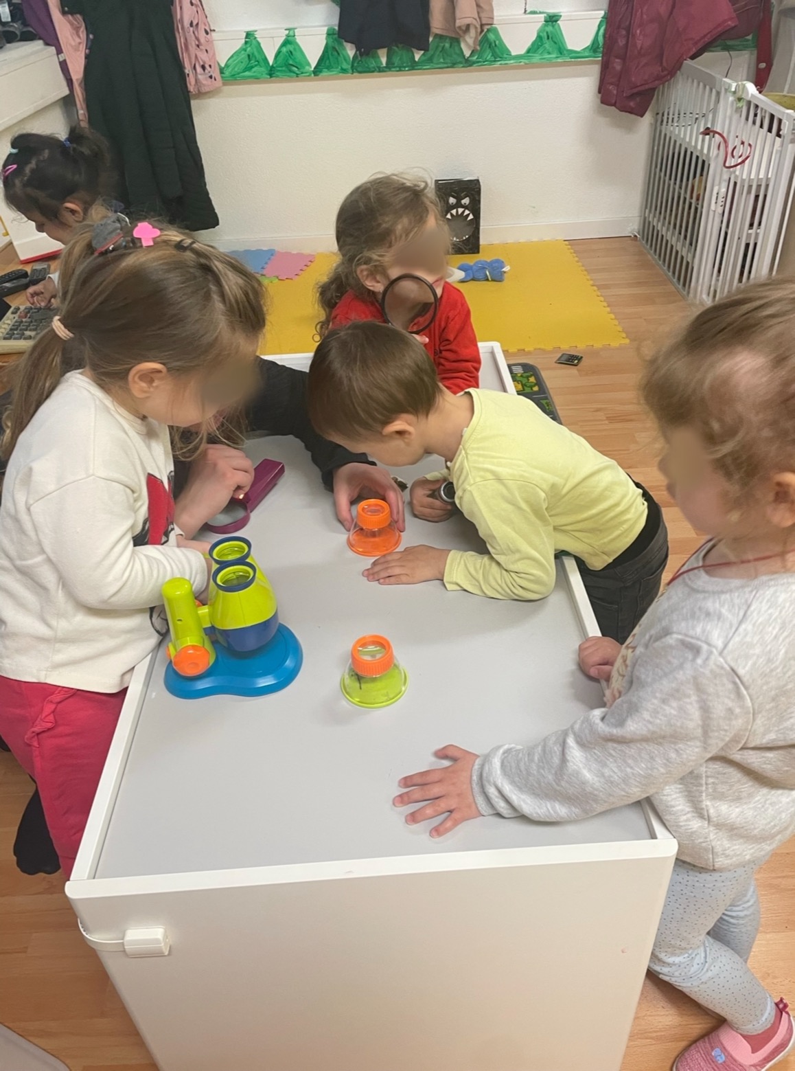 Enfants heureux explorant ensemble une activité à la garderie Les Papillons de Jour